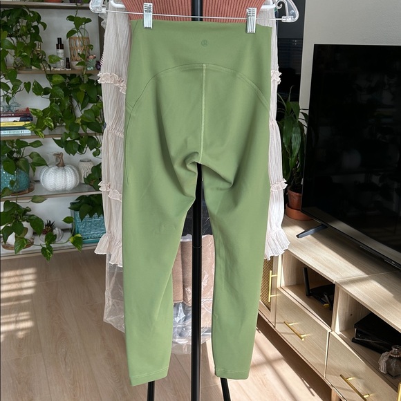 Lululemon InStill High-Rise. Size 4. 25" inseam.Double lined.Excellent Condition - Picture 2 of 6